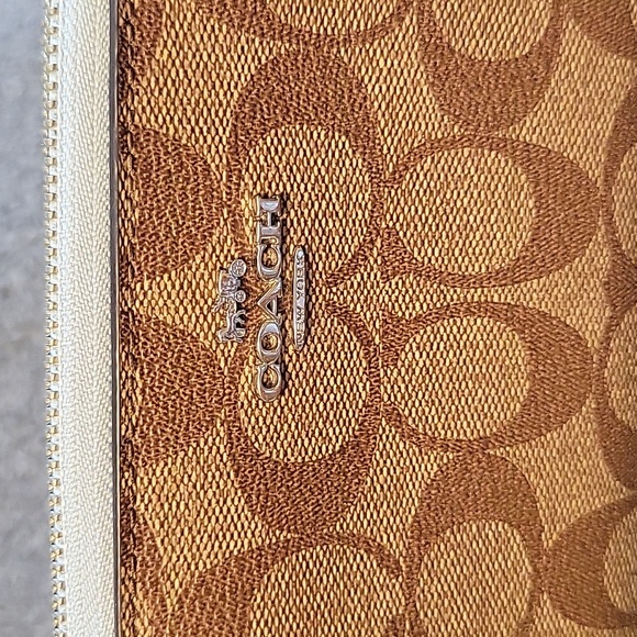 Coach signature C tan & baby blue zip wallet w/detachable wrist strap...EUC - Picture 2 of 10